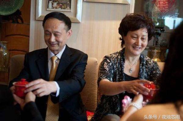 丈夫出軌，帶情人回家養胎 ，半月後妻子拿出兩張紙，丈夫如遭雷擊