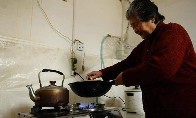 去兒子家帶孫子，生病兒子給我做豬肝麵，看到麵碗我離開