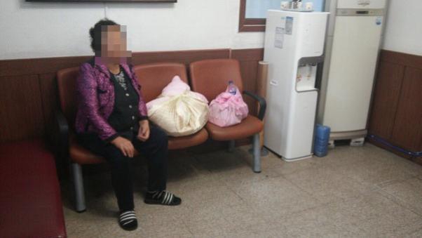 警員遇「失智症阿嬤」手扛2個大包袱,只會說「我女兒生了…」打開包袱後,大家都紅了眼眶!