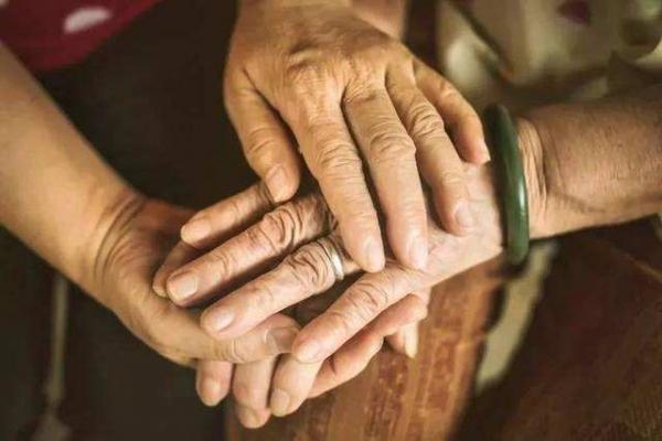 如果有一天,生你養你的兩個人走了...就再也沒有誰會一生一世把你放在心上了