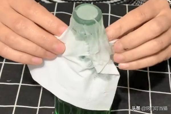 在玻璃瓶上麵蓋一張紙巾，沒想到還有這個大妙用，學會受用一生！