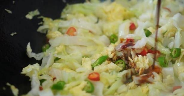 讓老婆給泡一碗麵，結果她給炒了，吃完我竟還想再吃第二碗！太美味了！