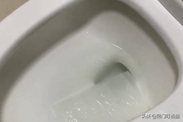 在玻璃瓶上麵蓋一張紙巾，沒想到還有這個大妙用，學會受用一生！