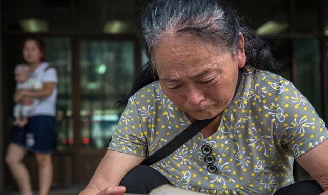 我家窮妻子狠心離開，三年後我去找她復婚，嶽母卻給我張黑白照片