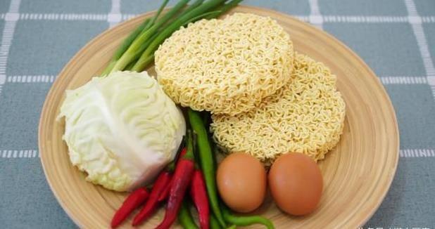 讓老婆給泡一碗麵，結果她給炒了，吃完我竟還想再吃第二碗！太美味了！