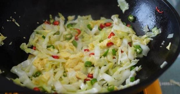 讓老婆給泡一碗麵，結果她給炒了，吃完我竟還想再吃第二碗！太美味了！