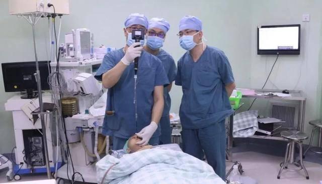 8歲男孩嘴裡這東西腐爛發黑！醫生都驚呆了！