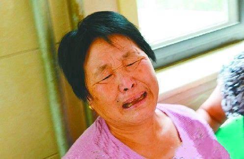 七旬老太找女兒借錢，開不了口，女兒給件衣服，回家一看淚流滿麵
