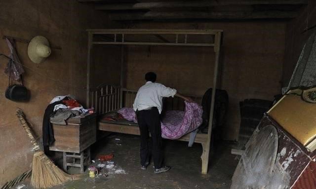 七旬老太找女兒借錢，開不了口，女兒給件衣服，回家一看淚流滿麵