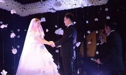 七旬老太找女兒借錢，開不了口，女兒給件衣服，回家一看淚流滿麵