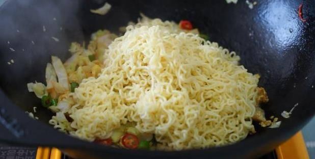讓老婆給泡一碗麵，結果她給炒了，吃完我竟還想再吃第二碗！太美味了！