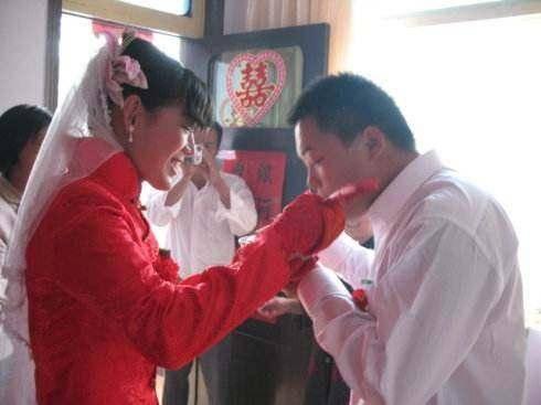 我帶著孩子嫁給了老公，婚後兒子拿婆婆的手機讓我看，我淚流滿麵