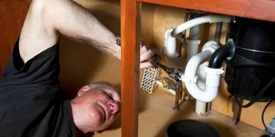 家裡下水道堵了,別用熱水沖!教你一個妙招,很快暢通