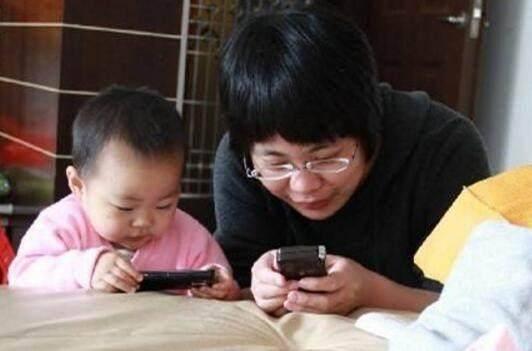 我帶著孩子嫁給了老公，婚後兒子拿婆婆的手機讓我看，我淚流滿麵