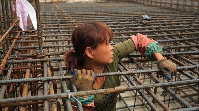 每天徒手綁鐵絲4000次，偉大母親徒手養大3個子女直到成家立業！看到她的手時大家心都碎了！