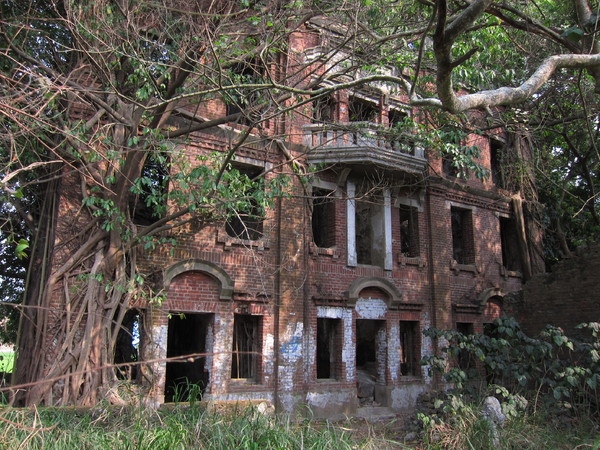 关於民雄鬼屋的来源众说纷纭,其中最让人津津乐道的说法有两种,其一是