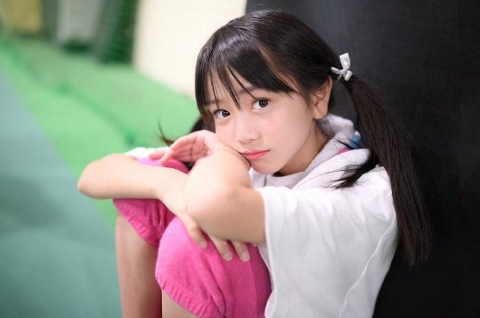 小六長這樣合理嗎！12歲櫻花妹舞台唱跳...「水汪大眼」萌度破表！鄉民全暴動：想犯罪惹