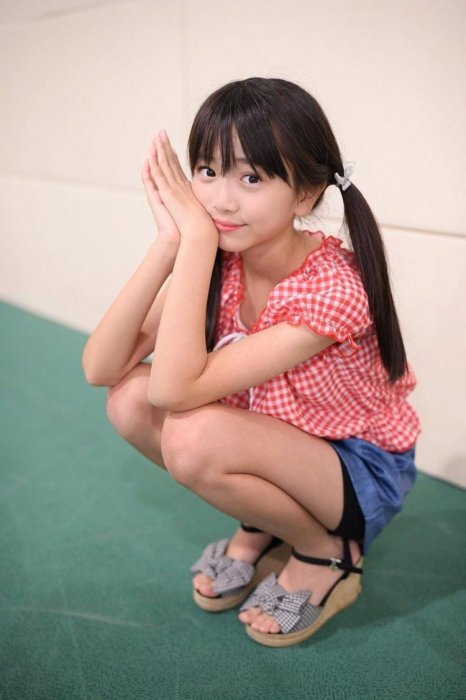 小六長這樣合理嗎！12歲櫻花妹舞台唱跳...「水汪大眼」萌度破表！鄉民全暴動：想犯罪惹