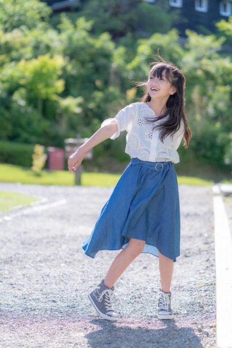 小六長這樣合理嗎！12歲櫻花妹舞台唱跳...「水汪大眼」萌度破表！鄉民全暴動：想犯罪惹