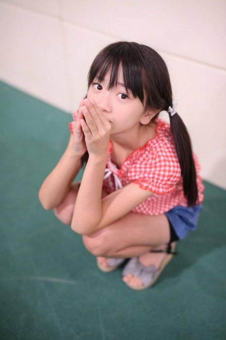 小六長這樣合理嗎！12歲櫻花妹舞台唱跳...「水汪大眼」萌度破表！鄉民全暴動：想犯罪惹