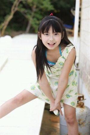 小學生當年稚氣神顏！拍寫真太早熟… 升高中「謎之長相變化」網友看呆：妳誰