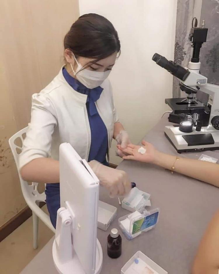 陪看友人看醫生...驚見絕美護士！低頭認真上藥「白皙大眼」超勾魂 網暴動：求服務地點