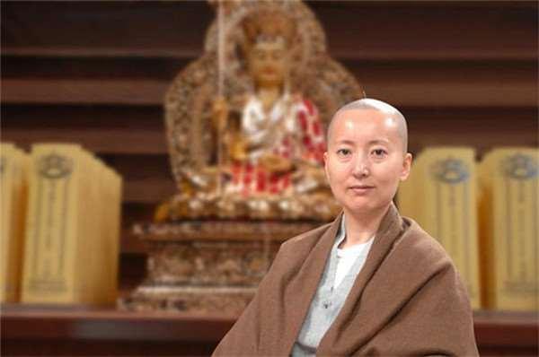 落发出家,法号妙真,舆论媒体一片哗然.